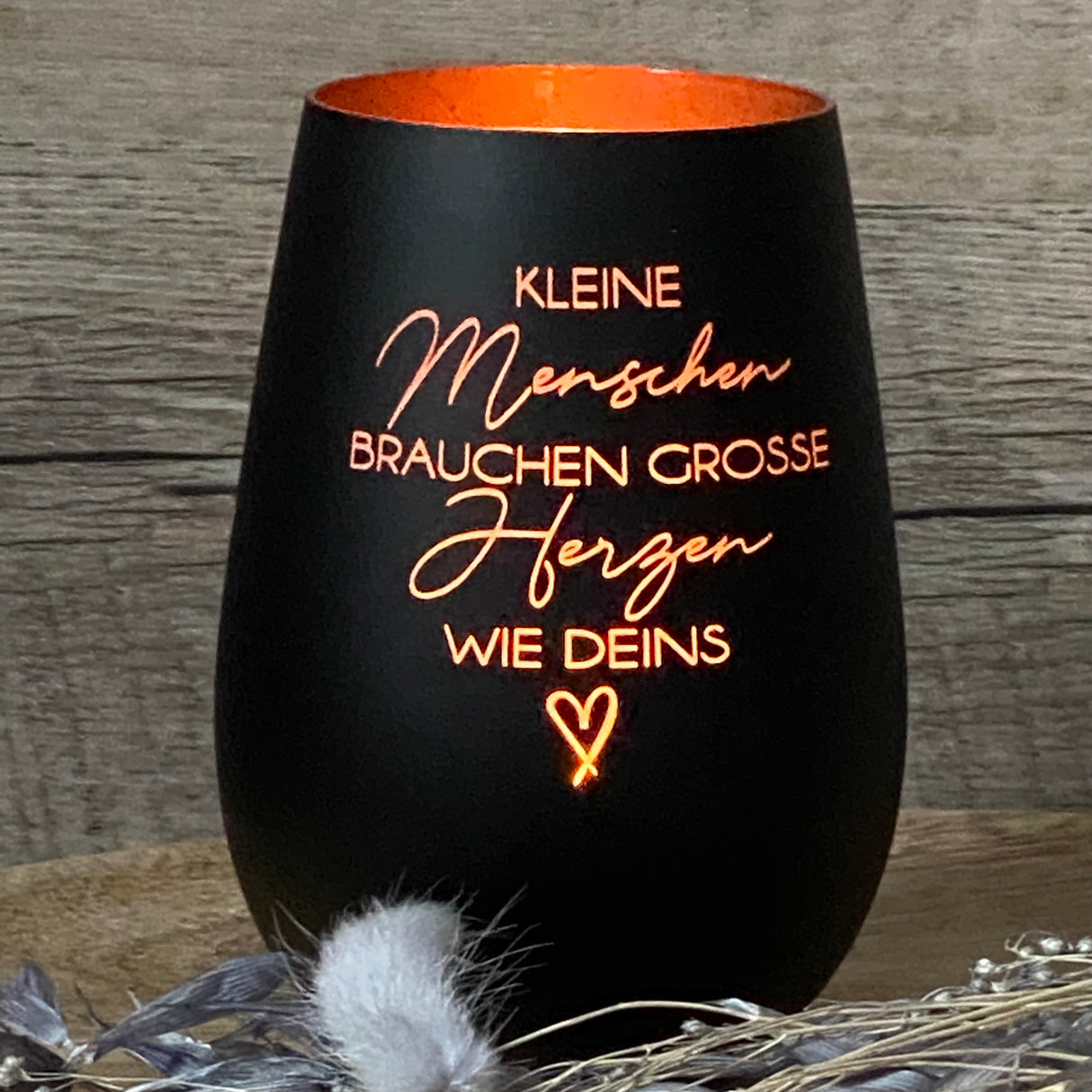 Deko Light „Kleine Menschen“ – liebevolles Geschenk für Erzieherinnen und Erzieher.
Windlicht mit herzlicher Botschaft „Kleine Menschen brauchen große Herzen wie deins“.
Perfekt als Abschieds-, Dankeschön- oder Jahresend-Geschenk für Kita und Kindergarten.
Symbolisiert Wertschätzung, Fürsorge und Engagement der Pädagogen.
Personalisierbar mit Namen, Daten oder Koordinaten – ein einzigartiges, emotionales Geschenk.