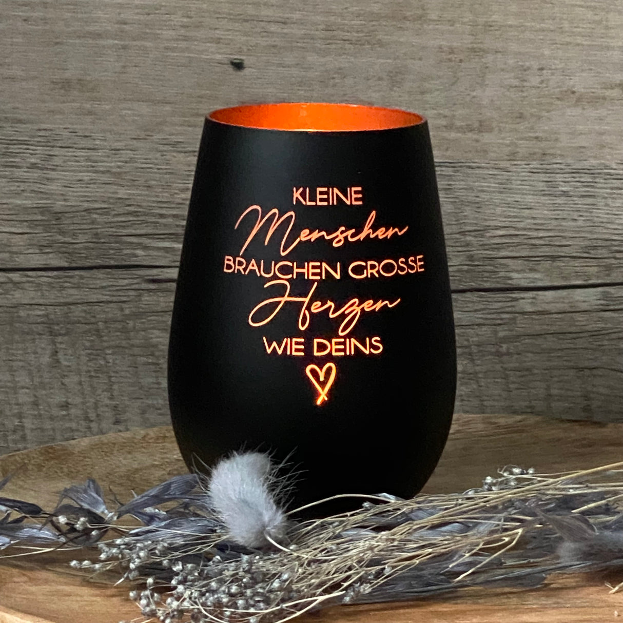 Personalisierbares Deko Light „Kleine Menschen“ – Abschiedsgeschenk für Erzieher und Erzieherinnen.
Windlicht mit liebevoller Lasergravur, ideal zum Danke sagen in Kita, Kindergarten oder Hort.
Hervorragendes Geschenk zum Jahresende, Abschied oder besonderen Anlass.
Zeigt Anerkennung, Wertschätzung und Dankbarkeit für die Arbeit mit Kindern.
Individuell personalisierbar für ein einzigartiges und emotionales Präsent.