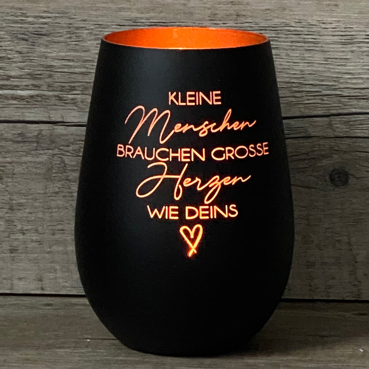 Deko Light „Kleine Menschen“ – liebevolles Geschenk für Erzieherinnen und Erzieher.
Windlicht mit herzlicher Botschaft „Kleine Menschen brauchen große Herzen wie deins“.
Perfekt als Abschieds-, Dankeschön- oder Jahresend-Geschenk für Kita und Kindergarten.
Symbolisiert Wertschätzung, Fürsorge und Engagement der Pädagogen.
Personalisierbar mit Namen, Daten oder Koordinaten – ein einzigartiges, emotionales Geschenk.