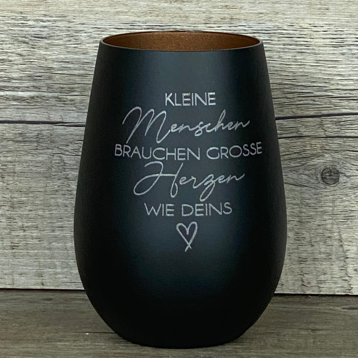 Personalisierbares Deko Light „Kleine Menschen“ – Abschiedsgeschenk für Erzieher und Erzieherinnen.
Windlicht mit liebevoller Lasergravur, ideal zum Danke sagen in Kita, Kindergarten oder Hort.
Hervorragendes Geschenk zum Jahresende, Abschied oder besonderen Anlass.
Zeigt Anerkennung, Wertschätzung und Dankbarkeit für die Arbeit mit Kindern.
Individuell personalisierbar für ein einzigartiges und emotionales Präsent.