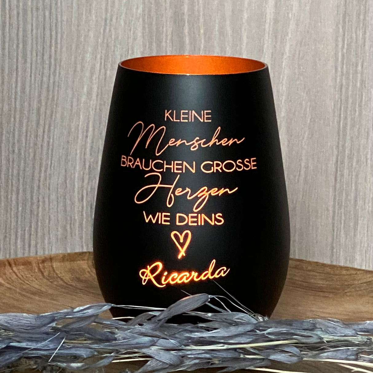 Deko Light „Kleine Menschen“ – liebevolles Geschenk für Erzieherinnen und Erzieher.
Windlicht mit herzlicher Botschaft „Kleine Menschen brauchen große Herzen wie deins“.
Perfekt als Abschieds-, Dankeschön- oder Jahresend-Geschenk für Kita und Kindergarten.
Symbolisiert Wertschätzung, Fürsorge und Engagement der Pädagogen.
Personalisierbar mit Namen, Daten oder Koordinaten – ein einzigartiges, emotionales Geschenk.