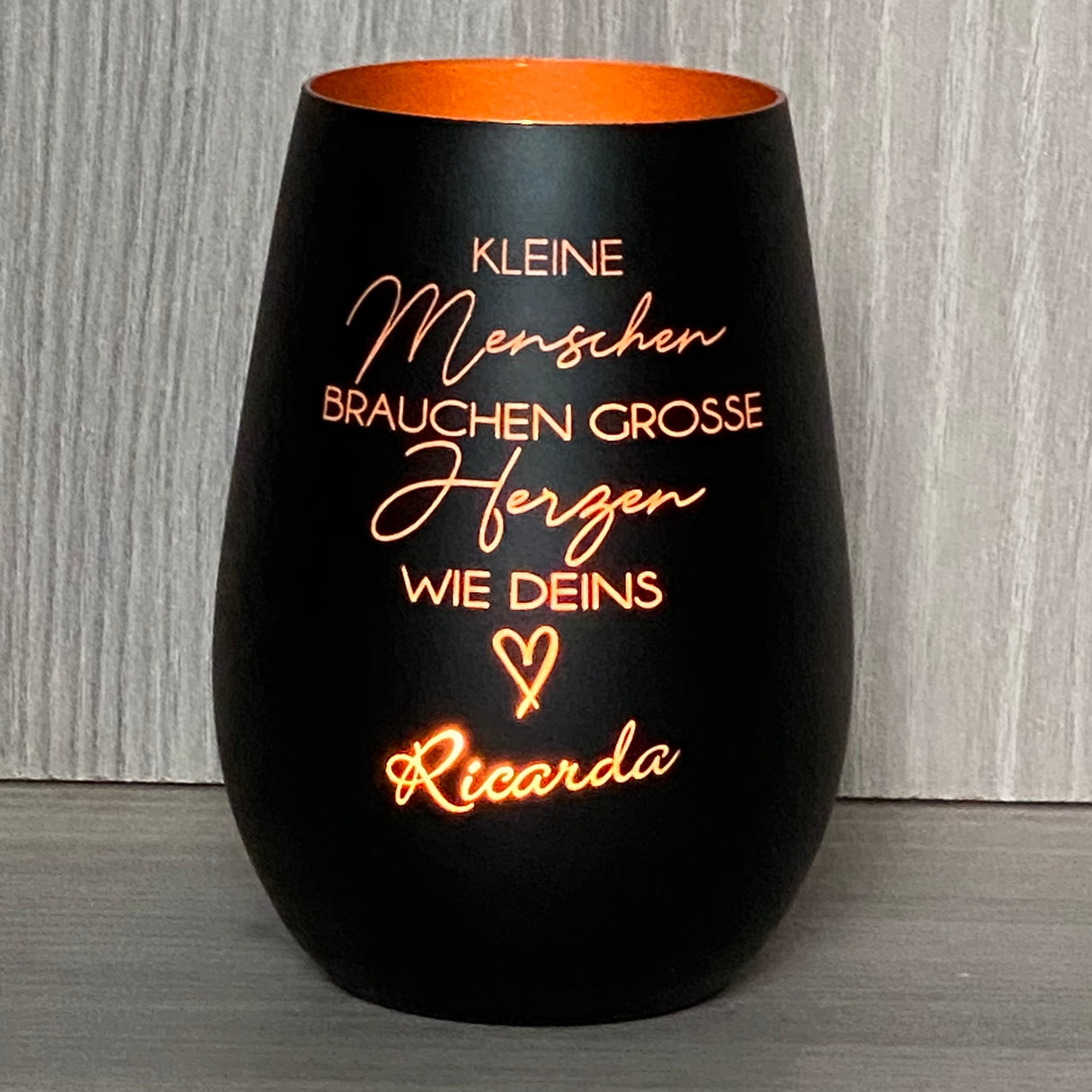 Personalisierbares Deko Light „Kleine Menschen“ – Abschiedsgeschenk für Erzieher und Erzieherinnen.
Windlicht mit liebevoller Lasergravur, ideal zum Danke sagen in Kita, Kindergarten oder Hort.
Hervorragendes Geschenk zum Jahresende, Abschied oder besonderen Anlass.
Zeigt Anerkennung, Wertschätzung und Dankbarkeit für die Arbeit mit Kindern.
Individuell personalisierbar für ein einzigartiges und emotionales Präsent.