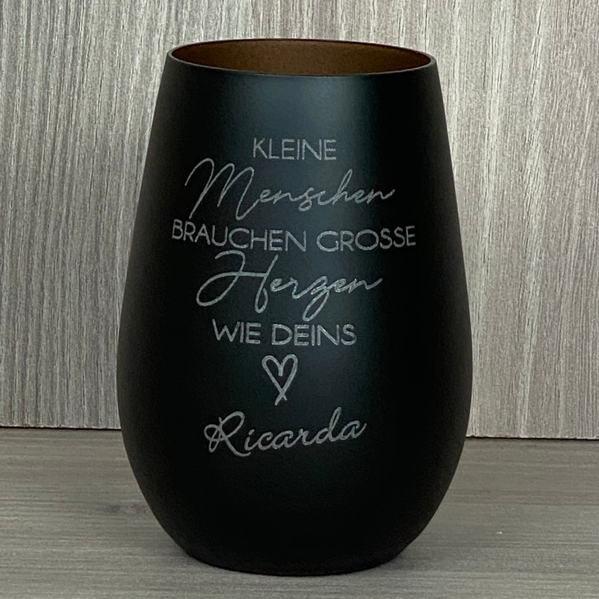 Personalisierbares Deko Light „Kleine Menschen“ – Abschiedsgeschenk für Erzieher und Erzieherinnen.
Windlicht mit liebevoller Lasergravur, ideal zum Danke sagen in Kita, Kindergarten oder Hort.
Hervorragendes Geschenk zum Jahresende, Abschied oder besonderen Anlass.
Zeigt Anerkennung, Wertschätzung und Dankbarkeit für die Arbeit mit Kindern.
Individuell personalisierbar für ein einzigartiges und emotionales Präsent.