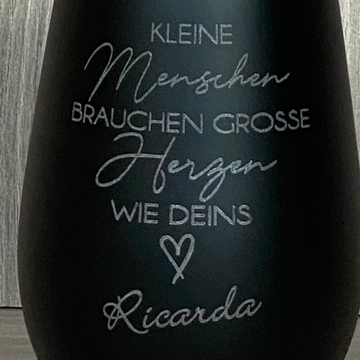 Deko Light „Kleine Menschen“ – liebevolles Geschenk für Erzieherinnen und Erzieher.
Windlicht mit herzlicher Botschaft „Kleine Menschen brauchen große Herzen wie deins“.
Perfekt als Abschieds-, Dankeschön- oder Jahresend-Geschenk für Kita und Kindergarten.
Symbolisiert Wertschätzung, Fürsorge und Engagement der Pädagogen.
Personalisierbar mit Namen, Daten oder Koordinaten – ein einzigartiges, emotionales Geschenk.
