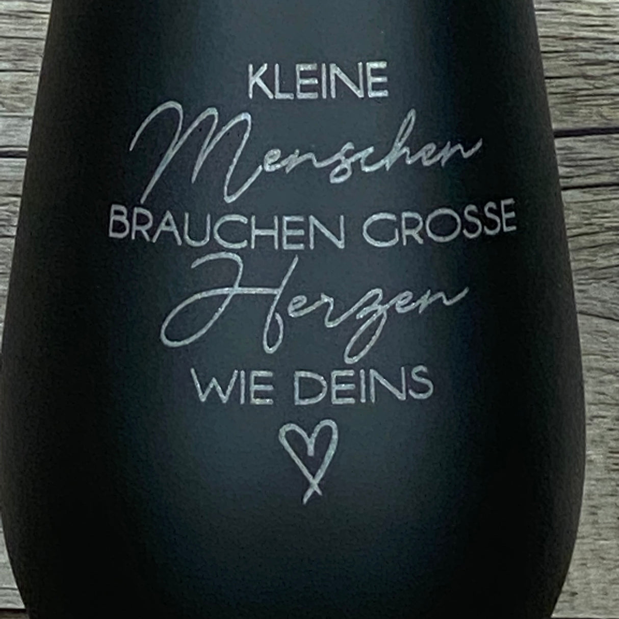 Deko Light „Kleine Menschen“ – liebevolles Geschenk für Erzieherinnen und Erzieher.
Windlicht mit herzlicher Botschaft „Kleine Menschen brauchen große Herzen wie deins“.
Perfekt als Abschieds-, Dankeschön- oder Jahresend-Geschenk für Kita und Kindergarten.
Symbolisiert Wertschätzung, Fürsorge und Engagement der Pädagogen.
Personalisierbar mit Namen, Daten oder Koordinaten – ein einzigartiges, emotionales Geschenk.