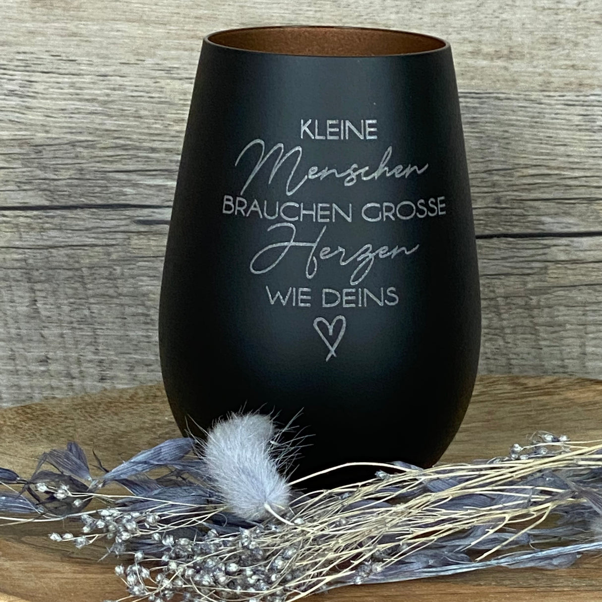 Personalisierbares Deko Light „Kleine Menschen“ – Abschiedsgeschenk für Erzieher und Erzieherinnen.
Windlicht mit liebevoller Lasergravur, ideal zum Danke sagen in Kita, Kindergarten oder Hort.
Hervorragendes Geschenk zum Jahresende, Abschied oder besonderen Anlass.
Zeigt Anerkennung, Wertschätzung und Dankbarkeit für die Arbeit mit Kindern.
Individuell personalisierbar für ein einzigartiges und emotionales Präsent.