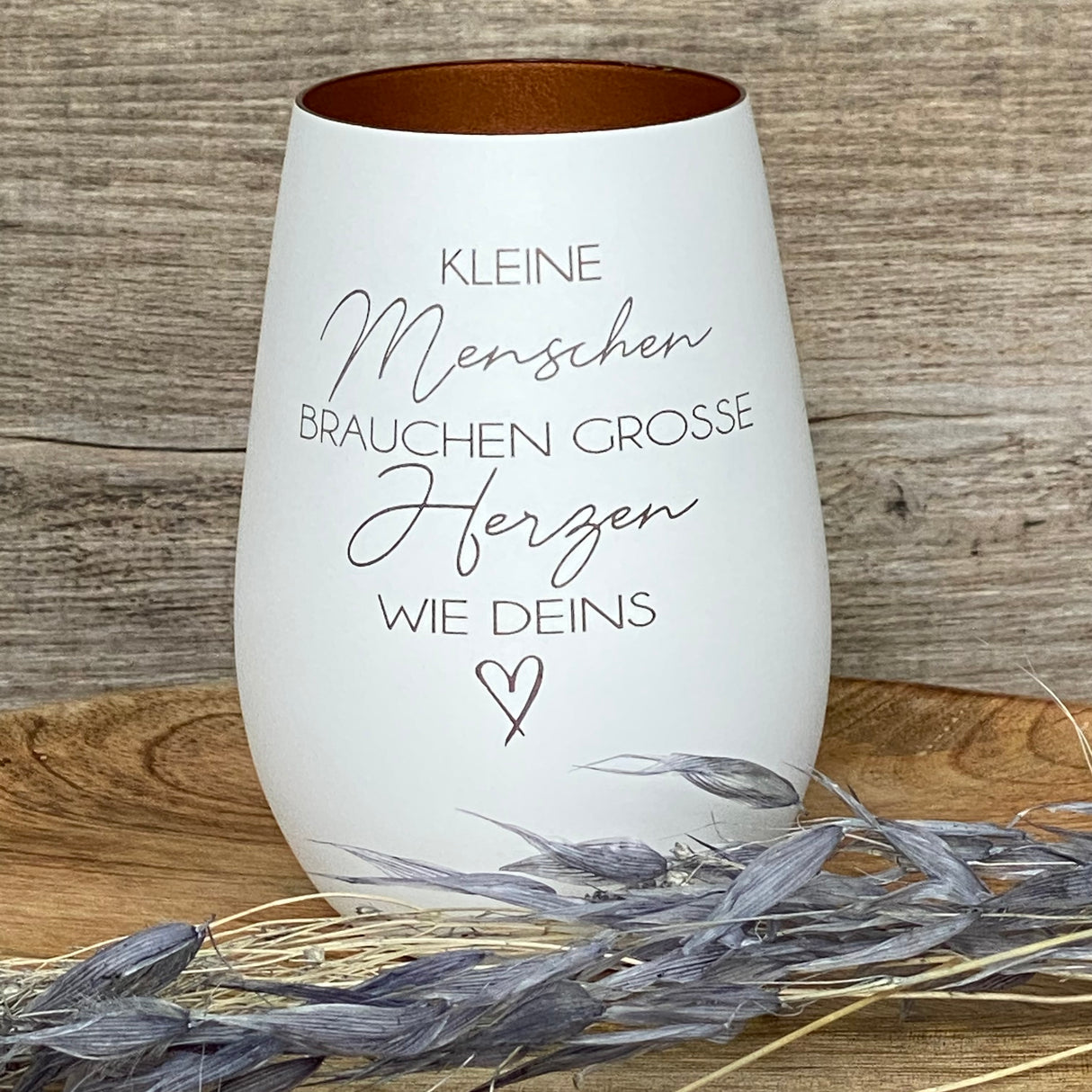 Deko Light „Kleine Menschen“ – stilvolles Dankeschön für Erzieher und Erzieherinnen.
Windlicht mit Botschaft „Kleine Menschen brauchen große Herzen wie deins“, personalisierbar.
Ideal als Abschieds- oder Dankesgeschenk in Kita, Kindergarten oder Hort.
Verschenken Sie Wertschätzung, Anerkennung und liebevolle Erinnerung.
Ein einzigartiges, personalisiertes Geschenk für engagierte Pädagogen und Pädagoginnen.