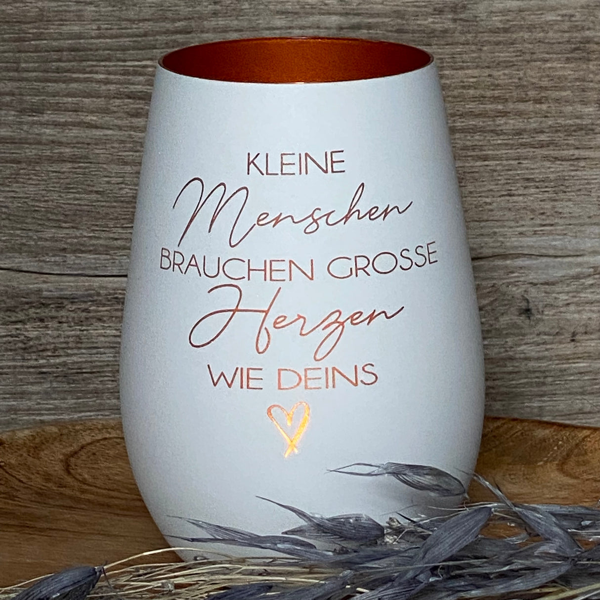 Deko Light „Kleine Menschen“ – stilvolles Dankeschön für Erzieher und Erzieherinnen.
Windlicht mit Botschaft „Kleine Menschen brauchen große Herzen wie deins“, personalisierbar.
Ideal als Abschieds- oder Dankesgeschenk in Kita, Kindergarten oder Hort.
Verschenken Sie Wertschätzung, Anerkennung und liebevolle Erinnerung.
Ein einzigartiges, personalisiertes Geschenk für engagierte Pädagogen und Pädagoginnen.