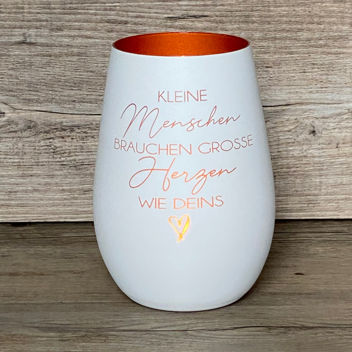 Deko Light „Kleine Menschen“ – stilvolles Dankeschön für Erzieher und Erzieherinnen.
Windlicht mit Botschaft „Kleine Menschen brauchen große Herzen wie deins“, personalisierbar.
Ideal als Abschieds- oder Dankesgeschenk in Kita, Kindergarten oder Hort.
Verschenken Sie Wertschätzung, Anerkennung und liebevolle Erinnerung.
Ein einzigartiges, personalisiertes Geschenk für engagierte Pädagogen und Pädagoginnen.