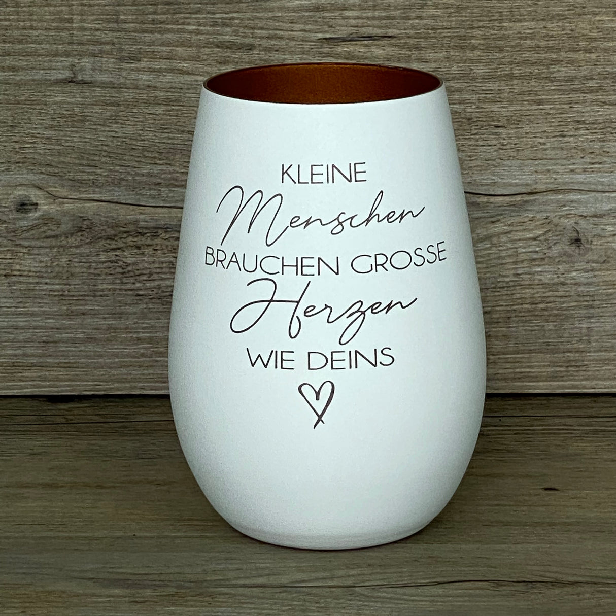 Deko Light „Kleine Menschen“ – stilvolles Dankeschön für Erzieher und Erzieherinnen.
Windlicht mit Botschaft „Kleine Menschen brauchen große Herzen wie deins“, personalisierbar.
Ideal als Abschieds- oder Dankesgeschenk in Kita, Kindergarten oder Hort.
Verschenken Sie Wertschätzung, Anerkennung und liebevolle Erinnerung.
Ein einzigartiges, personalisiertes Geschenk für engagierte Pädagogen und Pädagoginnen.