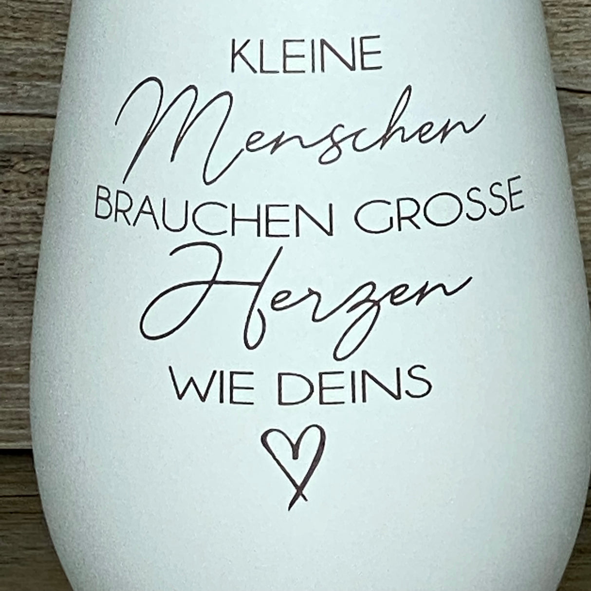 Personalisierbares Deko Light „Kleine Menschen“ – Abschiedsgeschenk für Erzieher und Erzieherinnen.
Windlicht mit liebevoller Lasergravur, ideal zum Danke sagen in Kita, Kindergarten oder Hort.
Hervorragendes Geschenk zum Jahresende, Abschied oder besonderen Anlass.
Zeigt Anerkennung, Wertschätzung und Dankbarkeit für die Arbeit mit Kindern.
Individuell personalisierbar für ein einzigartiges und emotionales Präsent.