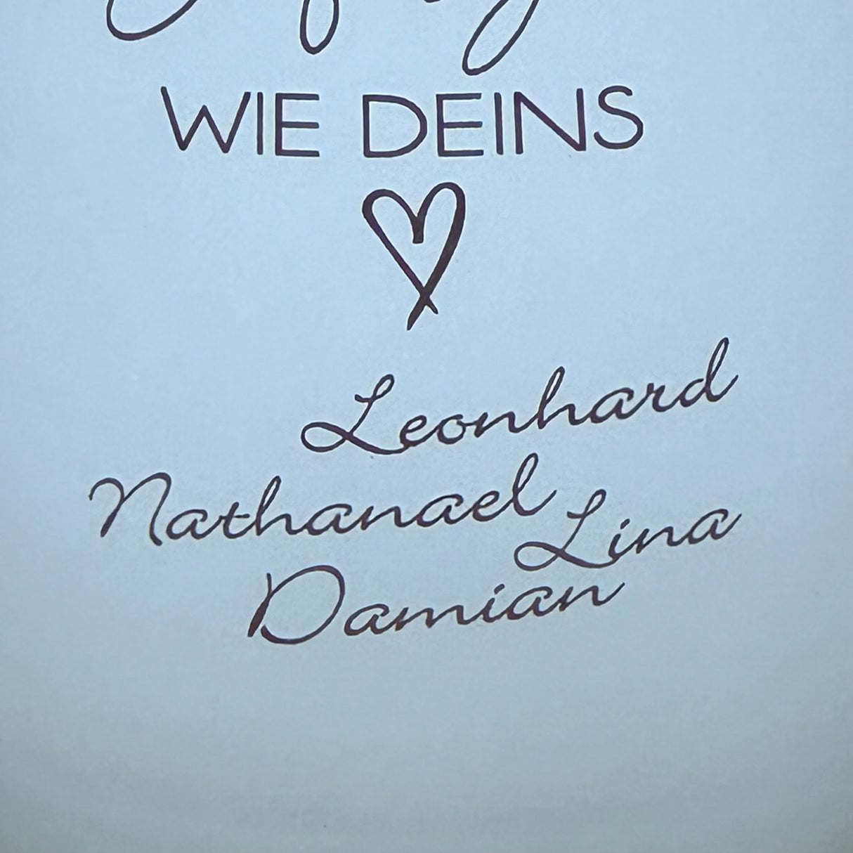 Deko Light „Kleine Menschen“ – liebevolles Geschenk für Erzieherinnen und Erzieher.
Windlicht mit herzlicher Botschaft „Kleine Menschen brauchen große Herzen wie deins“.
Perfekt als Abschieds-, Dankeschön- oder Jahresend-Geschenk für Kita und Kindergarten.
Symbolisiert Wertschätzung, Fürsorge und Engagement der Pädagogen.
Personalisierbar mit Namen, Daten oder Koordinaten – ein einzigartiges, emotionales Geschenk.