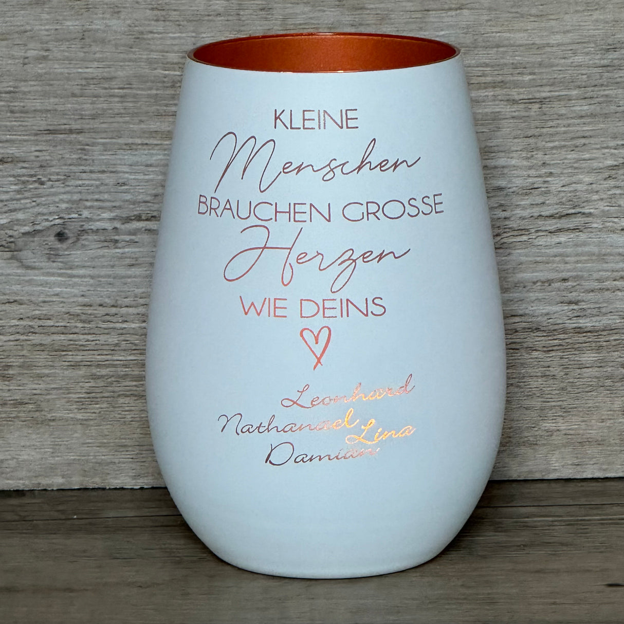 Deko Light „Kleine Menschen“ – stilvolles Dankeschön für Erzieher und Erzieherinnen.
Windlicht mit Botschaft „Kleine Menschen brauchen große Herzen wie deins“, personalisierbar.
Ideal als Abschieds- oder Dankesgeschenk in Kita, Kindergarten oder Hort.
Verschenken Sie Wertschätzung, Anerkennung und liebevolle Erinnerung.
Ein einzigartiges, personalisiertes Geschenk für engagierte Pädagogen und Pädagoginnen.