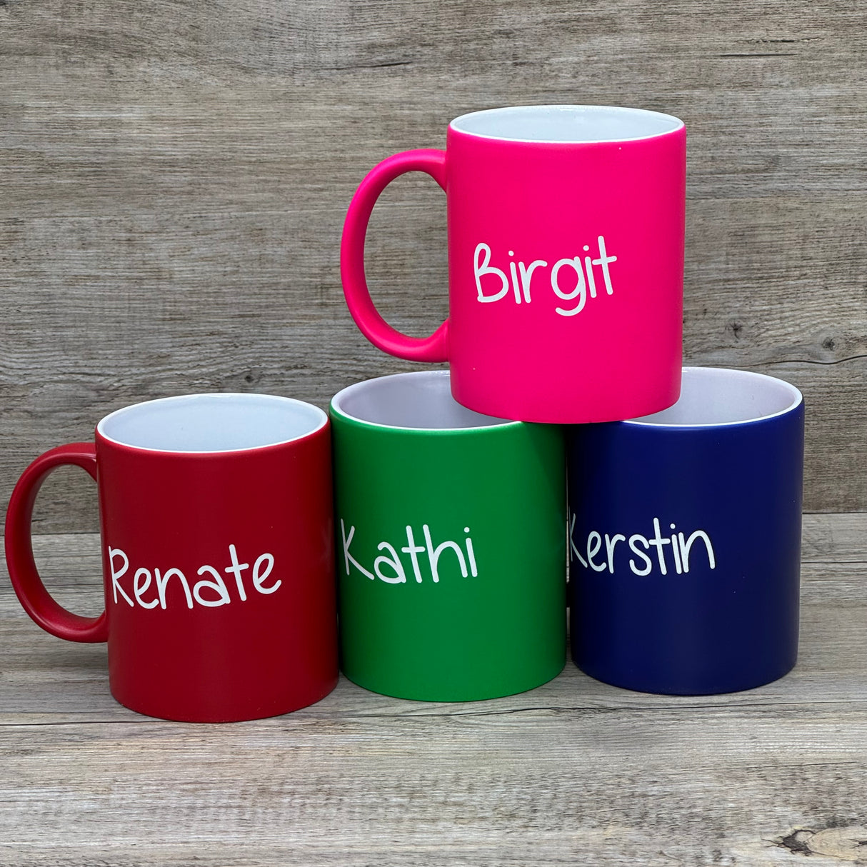 Dieses personalisierte Keramik-Set ist ein besonderes Geschenk für Erzieherinnen und Erzieher. Mit Lasergravur „Kleine Menschen brauchen große Herzen – wie Deins“ auf der Vorderseite und Wunschname auf der Rückseite wird die Tasse zu einem einzigartigen Andenken. 350 ml, ca. Ø 8,2 × 9,6 cm, spülmaschinengeeignet. Perfekt zum Abschied aus der Kita, als Dankeschön oder kleine Aufmerksamkeit für den Alltag.