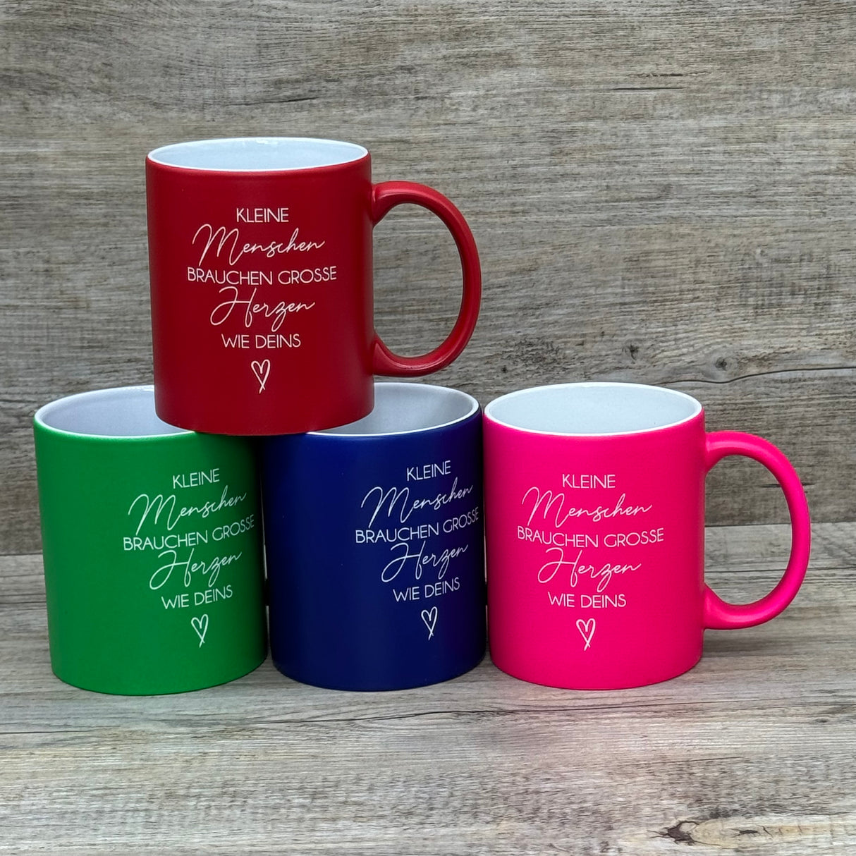 Dieses personalisierte Keramik-Set ist ein besonderes Geschenk für Erzieherinnen und Erzieher. Mit Lasergravur „Kleine Menschen brauchen große Herzen – wie Deins“ auf der Vorderseite und Wunschname auf der Rückseite wird die Tasse zu einem einzigartigen Andenken. 350 ml, ca. Ø 8,2 × 9,6 cm, spülmaschinengeeignet. Perfekt zum Abschied aus der Kita, als Dankeschön oder kleine Aufmerksamkeit für den Alltag.