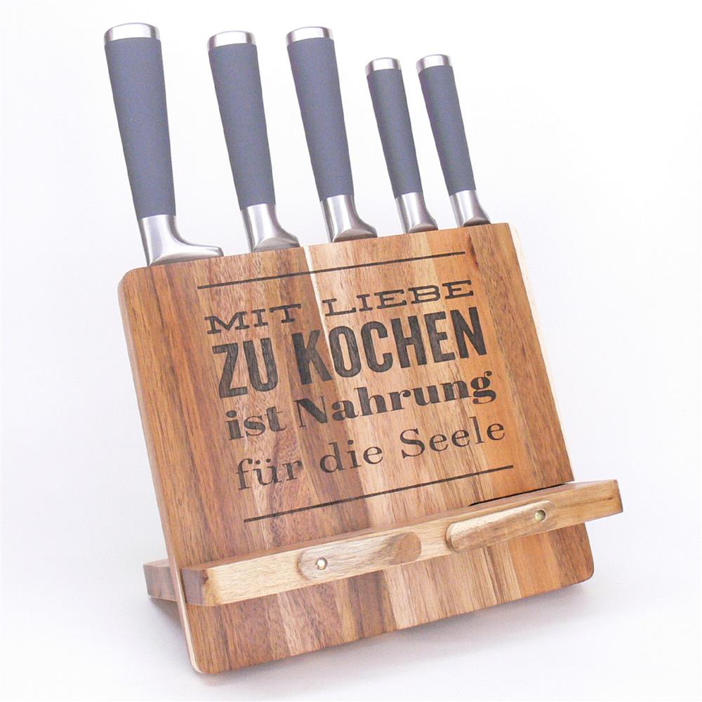 Dieses hochwertige Geschenkset aus Kochbuchständer und Messerblock aus Akazienholz ist ideal für Familien und leidenschaftliche Hobbyköche. Perfekt als Geschenk zum Geburtstag, Muttertag oder als liebevolle Überraschung für Mama oder Papa. Die personalisierte Gravur macht es zu einem ganz besonderen Küchenaccessoire. Praktisch für den Alltag und stilvoll zugleich. Ein langlebiges Geschenk für Menschen, die gerne gemeinsam kochen.
