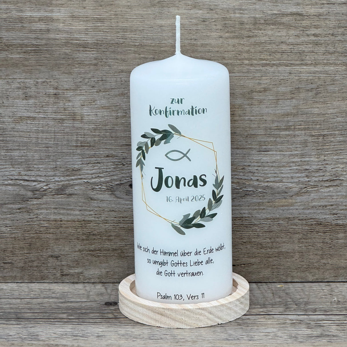 Edle Stumpenkerze zur Konfirmation, personalisiert mit Name, Datum und Psalm. Klassisches Weiß, zarter Blätterkranz und christliches Fischsymbol. Höhe 150 mm, Durchmesser 60 mm. Hochwertiger Druck, stilvolle Tischdekoration und besonderes Erinnerungsstück. Dekoration nicht enthalten.
