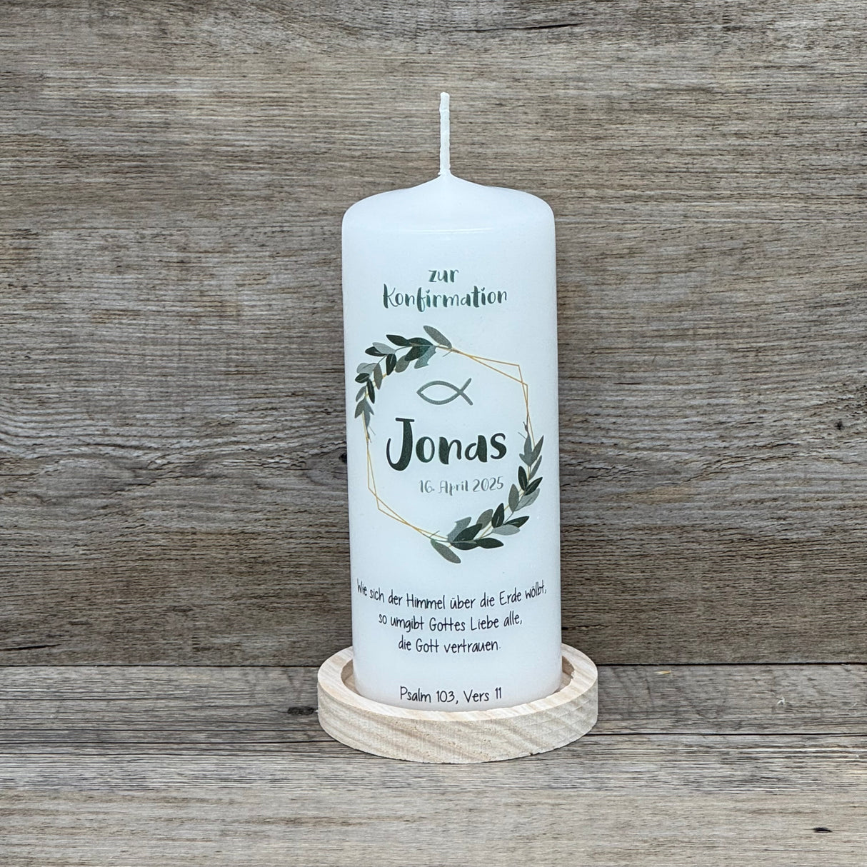 Edle Stumpenkerze zur Konfirmation, personalisiert mit Name, Datum und Psalm. Klassisches Weiß, zarter Blätterkranz und christliches Fischsymbol. Höhe 150 mm, Durchmesser 60 mm. Hochwertiger Druck, stilvolle Tischdekoration und besonderes Erinnerungsstück. Dekoration nicht enthalten.