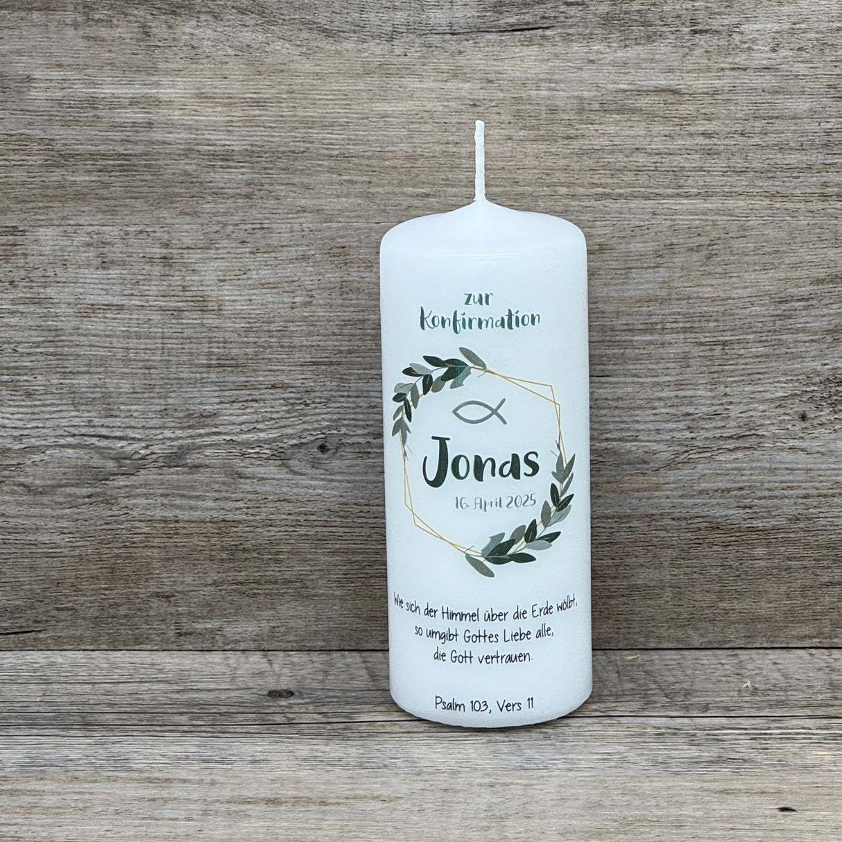 Edle Stumpenkerze zur Konfirmation, personalisiert mit Name, Datum und Psalm. Klassisches Weiß, zarter Blätterkranz und christliches Fischsymbol. Höhe 150 mm, Durchmesser 60 mm. Hochwertiger Druck, stilvolle Tischdekoration und besonderes Erinnerungsstück. Dekoration nicht enthalten.