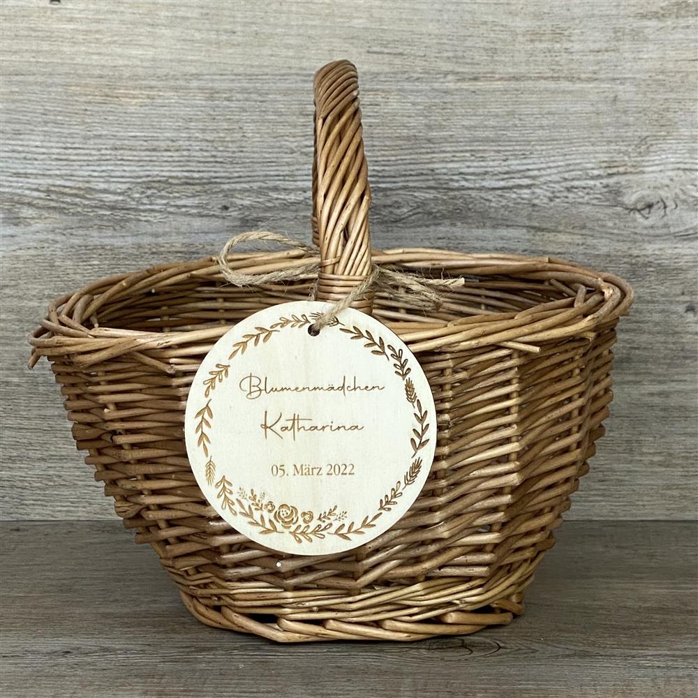 Personalisierter Korb „Blumenmädchen“ mit rundem Pappelholz-Schild.
Mit deinem Wunschnamen graviert – einzigartiges Geschenk für Hochzeiten oder Feste.
Handgeflochtener Weidenkorb, Ø ca. 20 cm, Höhe ca. 18 cm inklusive Griff.
Plakette ca. 8 cm mit Blumenkranz und Blumenmädchen-Motiv.
Perfekt für Blumenmädchen, als Geschenkkorb oder liebevolle Dekoration.