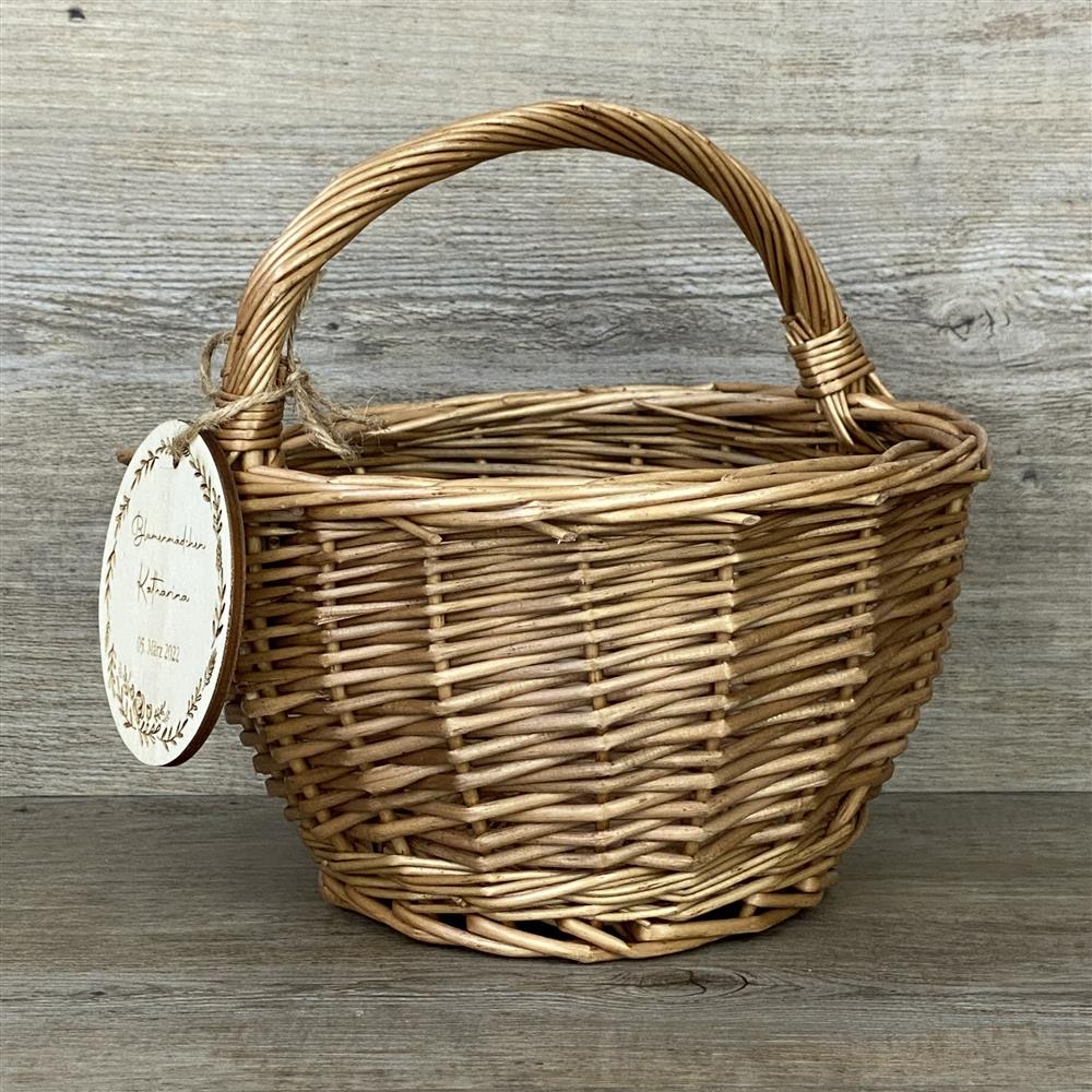 Personalisierter Korb „Blumenmädchen“ mit rundem Pappelholz-Schild.
Mit deinem Wunschnamen graviert – einzigartiges Geschenk für Hochzeiten oder Feste.
Handgeflochtener Weidenkorb, Ø ca. 20 cm, Höhe ca. 18 cm inklusive Griff.
Plakette ca. 8 cm mit Blumenkranz und Blumenmädchen-Motiv.
Perfekt für Blumenmädchen, als Geschenkkorb oder liebevolle Dekoration.