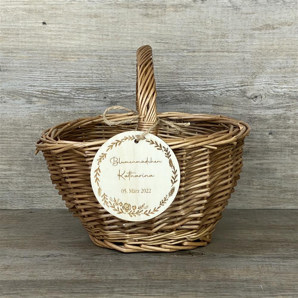 Korb Blumenmädchen aus handgeflochtener Weide – traditionell und dekorativ.
Rundes Schild aus Pappelholz, personalisierbar mit deinem Wunschnamen.
Maße Korb: Ø 20 cm, Höhe 18 cm; Plakette ca. 8 cm.
Mit Blumenkranz-Motiv und niedlichem Blumenmädchen graviert.
Ein stilvolles und persönliches Geschenk für Hochzeiten oder Familienfeste.