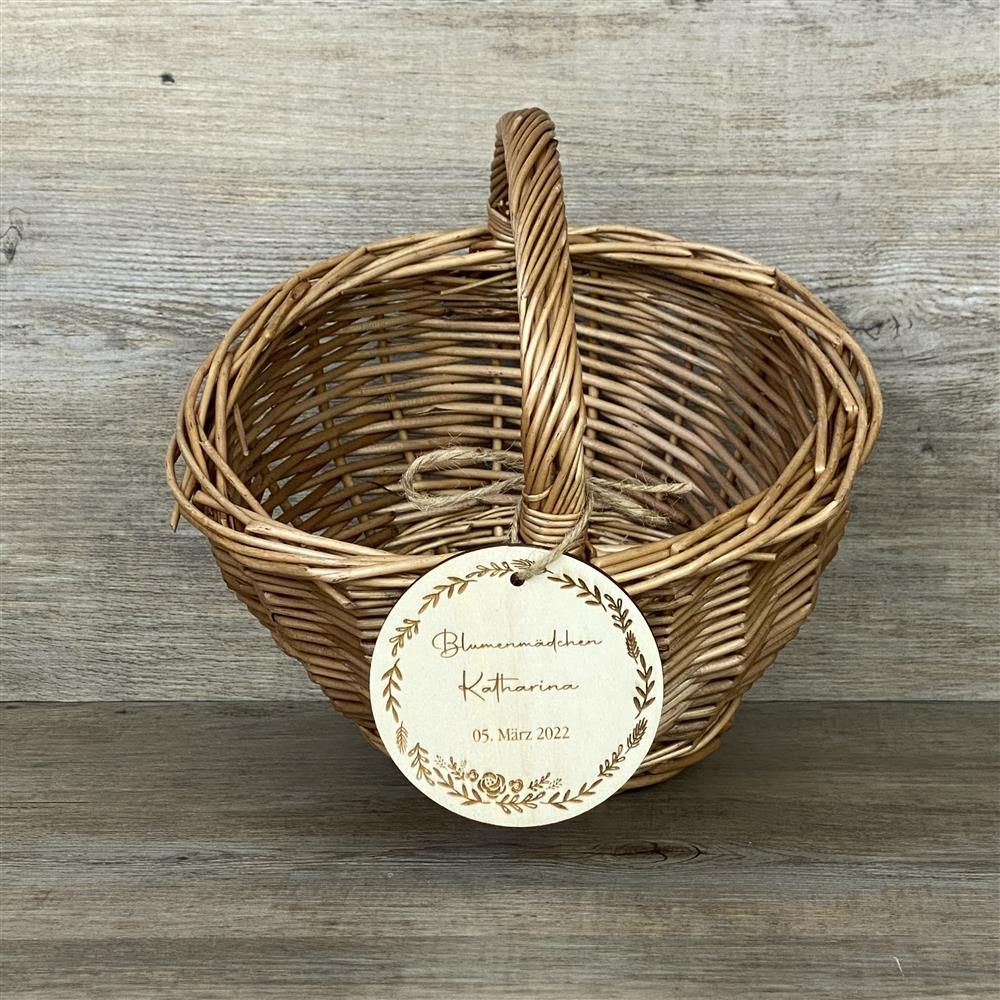 Hochwertiger handgeflochtener Weidenkorb „Blumenmädchen“ mit Pappelholz-Schild.
Personalisierbar mit Namen – einzigartiges und individuelles Geschenk.
Korbgröße ca. Ø 20 cm, Höhe 18 cm inkl. Henkel; Schild ca. 8 cm.
Belaserung mit Blumenkranz und Blumenmädchen-Motiv – liebevoll gestaltet.
Ideal für Hochzeiten, Taufen oder als dekorativer Geschenkkorb für Kinder.