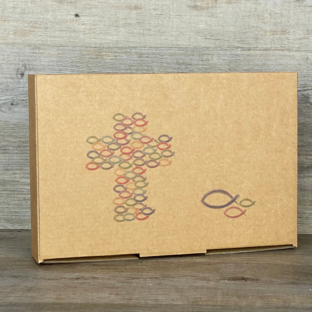 Verschenke bleibende Erinnerungen zur Taufe mit diesem besonderen Set. Enthalten ist ein Wooden Block Art „Taufe“ (15 x 15 x 2,2 cm) mit lebensbejahenden Botschaften, personalisierbar mit dem Namen des Kindes. Dazu ein dekoratives Reagenzglas mit Korken & Deko-Fisch (Maße 13 x 2,5 cm) für Geldgeschenke oder Gutscheine. Alles verpackt in einer stilvollen Geschenkbox mit Auswahl zwischen Fisch- oder Kreuzmotiv. Handgefertigt, nachhaltig und einzigartig.