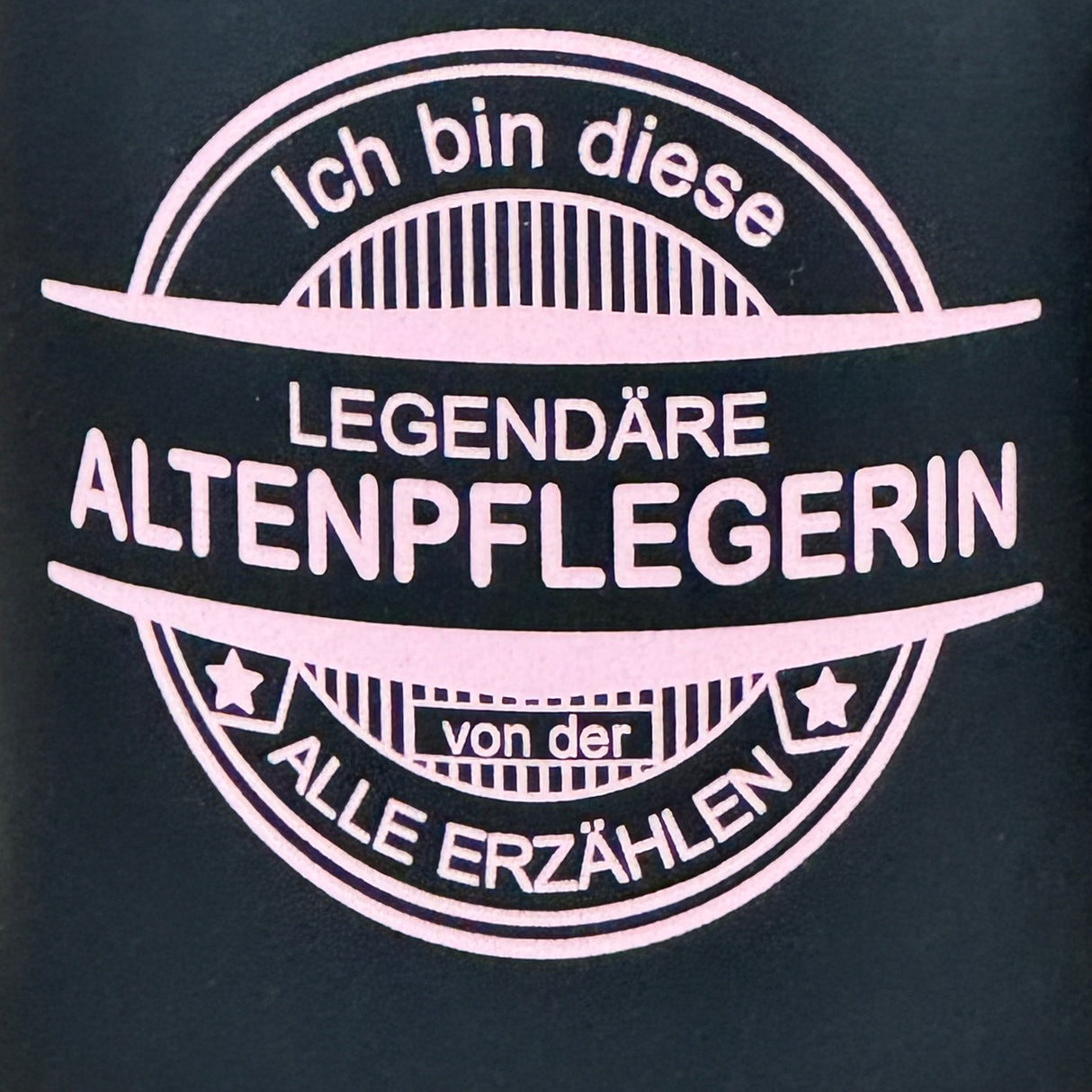 Die stilvolle Keramik-Tasse „Legendäre Altenpflegerin / Altenpfleger“ mit schwarzer Außenseite und buntem Innenbereich sorgt für Freude im Pflegealltag. Lasergravur mit humorvollem Spruch und optional personalisiertem Namen macht sie zu einem besonderen Geschenk. Fassungsvermögen 350 ml, angenehm in der Hand. Perfekt als Geschenk zu Geburtstagen, Abschlüssen oder einfach zur Wertschätzung von Pflegekräften.