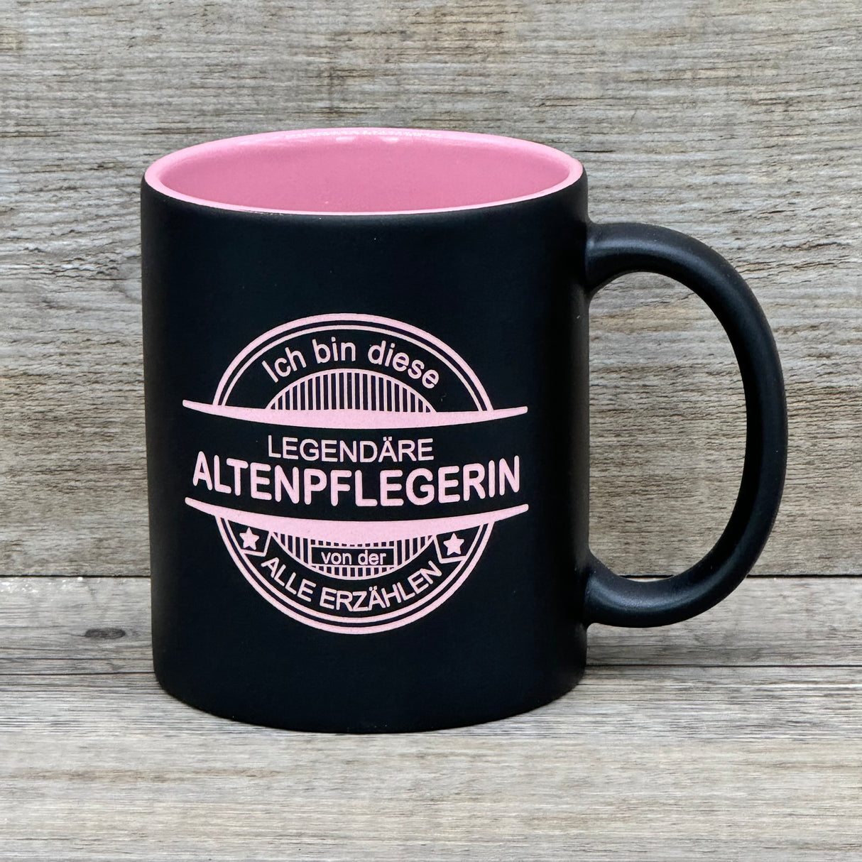 Diese personalisierte Keramik-Tasse für Altenpflegerinnen und Altenpfleger kombiniert modernen Look mit humorvoller Gravur. Schwarze Außenseite, farbige Innenseite, 350 ml Volumen, ca. Ø 8,2 × 9,6 cm. Mit individuellem Namen wird sie zu einem einzigartigen Geschenk. Ideal für Pflegekräfte als Dankeschön, zu Weihnachten, Geburtstagen oder als kleine Aufmerksamkeit für ihren großartigen Einsatz.