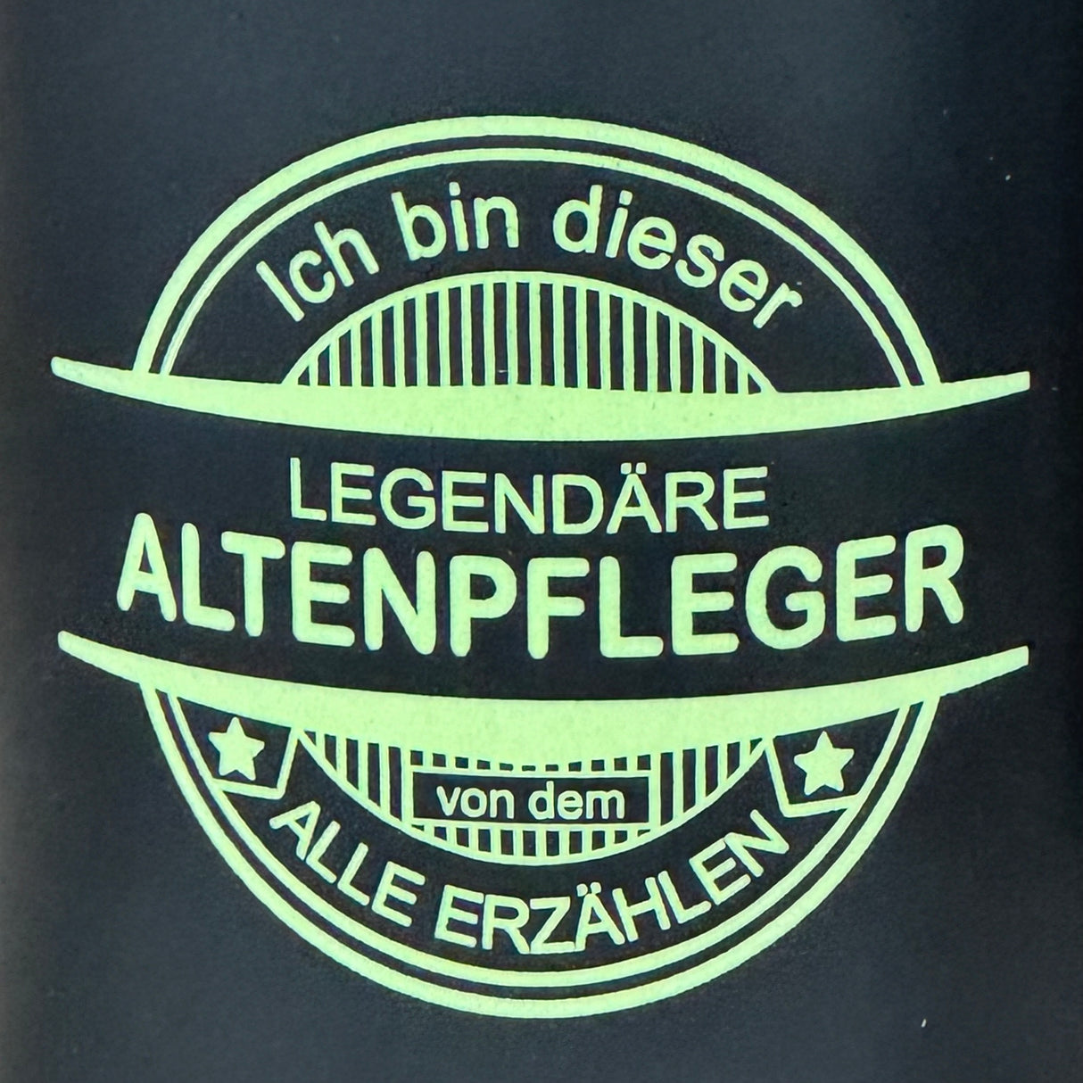 Diese personalisierte Keramik-Tasse für Altenpflegerinnen und Altenpfleger kombiniert modernen Look mit humorvoller Gravur. Schwarze Außenseite, farbige Innenseite, 350 ml Volumen, ca. Ø 8,2 × 9,6 cm. Mit individuellem Namen wird sie zu einem einzigartigen Geschenk. Ideal für Pflegekräfte als Dankeschön, zu Weihnachten, Geburtstagen oder als kleine Aufmerksamkeit für ihren großartigen Einsatz.