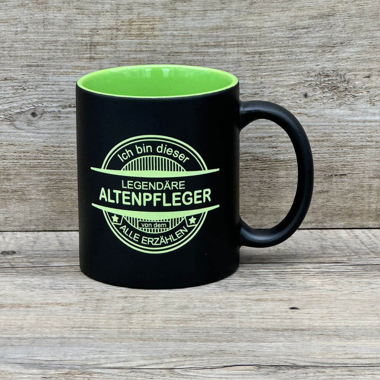 Diese personalisierte Keramik-Tasse für Altenpflegerinnen und Altenpfleger kombiniert modernen Look mit humorvoller Gravur. Schwarze Außenseite, farbige Innenseite, 350 ml Volumen, ca. Ø 8,2 × 9,6 cm. Mit individuellem Namen wird sie zu einem einzigartigen Geschenk. Ideal für Pflegekräfte als Dankeschön, zu Weihnachten, Geburtstagen oder als kleine Aufmerksamkeit für ihren großartigen Einsatz.