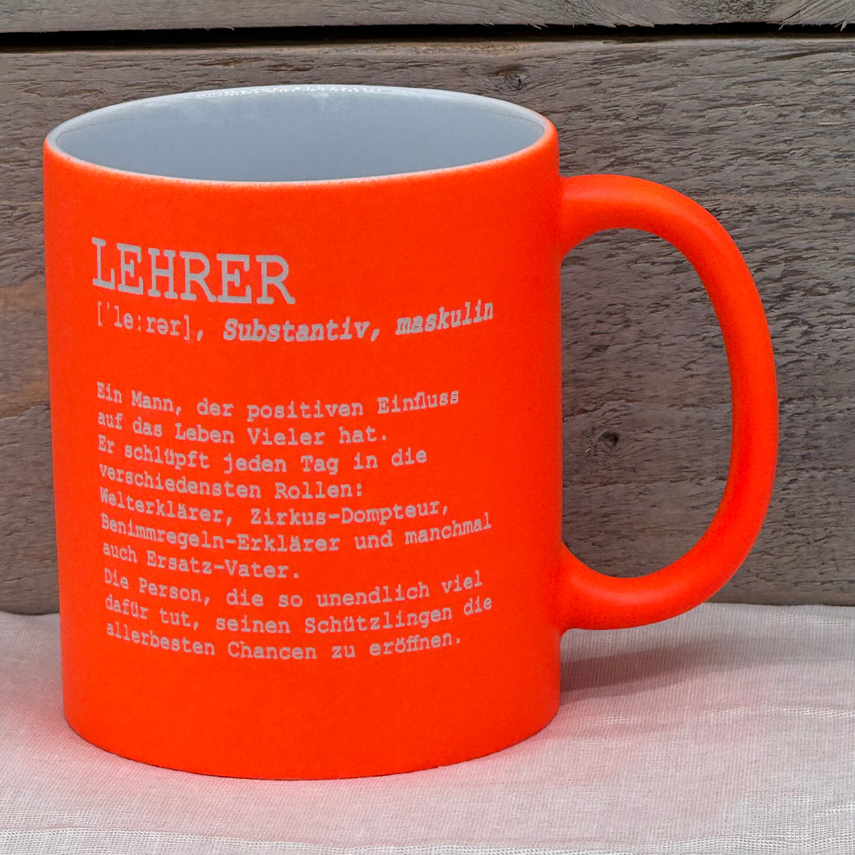 Diese personalisierte Keramik-Tasse „Lehrer/in – Substantiv“ ist eine liebevolle Wertschätzung für Lehrkräfte. Vorderseite mit liebevollem Definitionstext, Rückseite optional mit Wunschnamen personalisierbar. Fassungsvermögen 350 ml, Maße ca. Ø 8,2 × 9,6 cm, farbige Außenseite (orange, rot, blau, grün, pink, schwarz). Perfekt für Kaffee, Tee oder Kakao – ein stilvolles Geschenk für Schuljahresende, Abschied oder als Dankeschön.