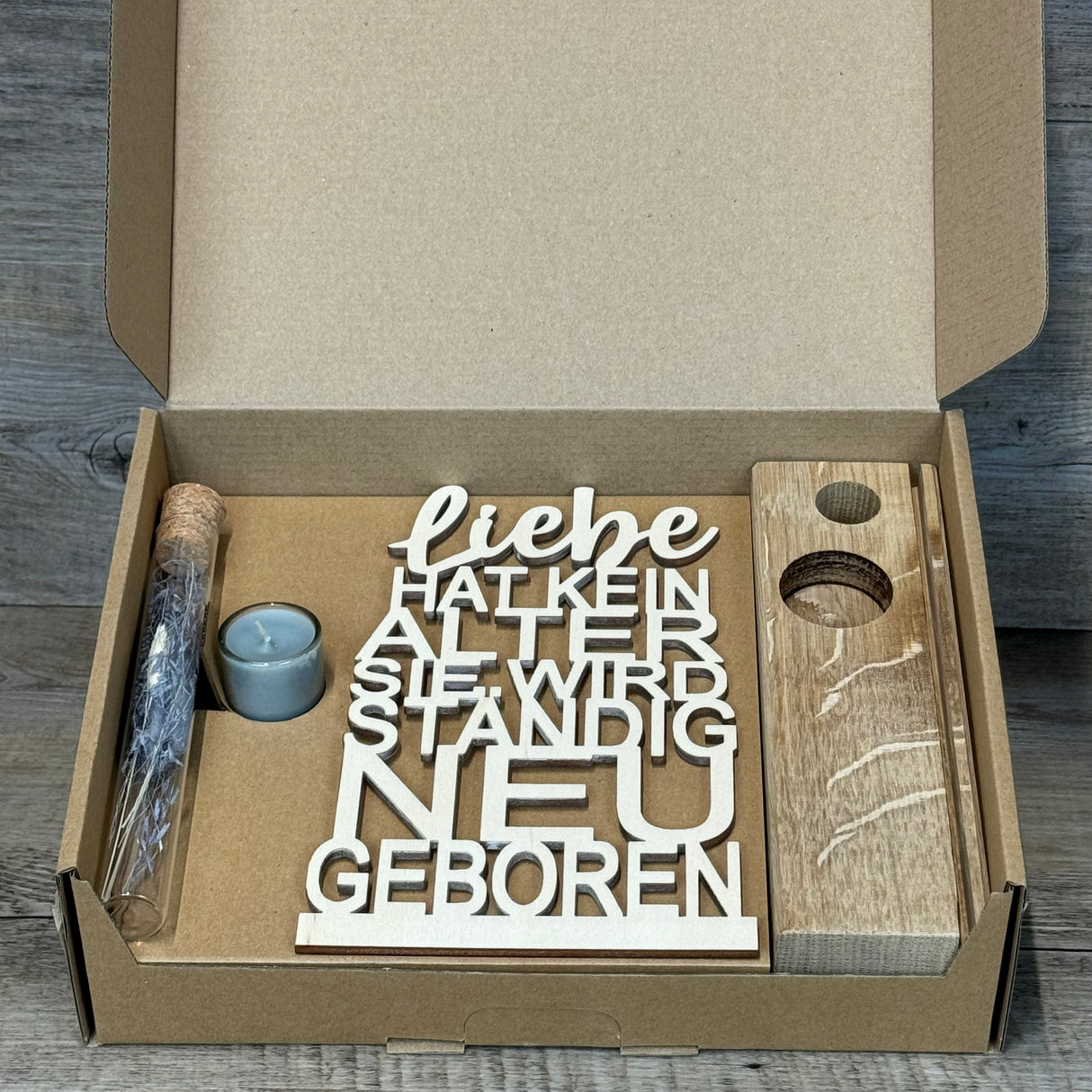 Deko Aufsteller Deluxe Liebe hat kein Alter sie wird ständig neu geboren, personalisierbar