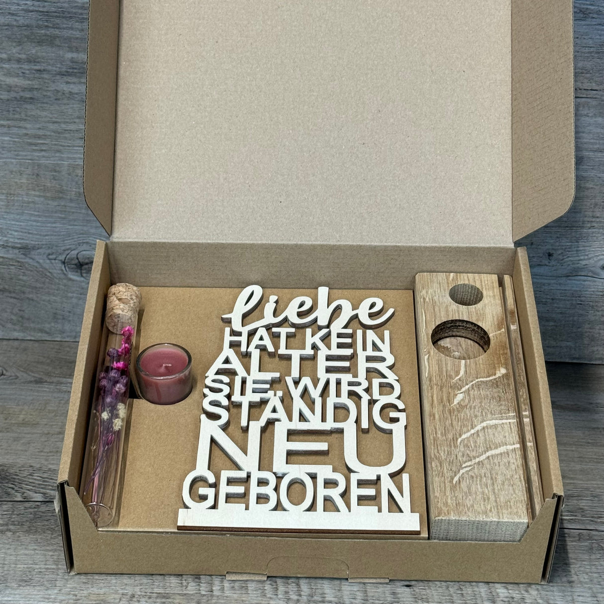 Deko Aufsteller Deluxe Liebe hat kein Alter sie wird ständig neu geboren, personalisierbar