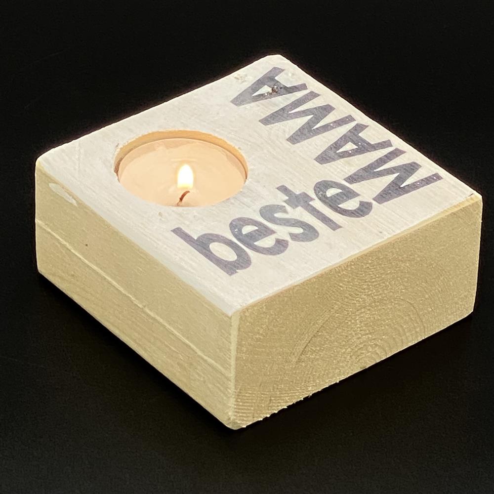 Dieser personalisierte LykkeLights Teelichthalter ist ein liebevolles Geschenk für die beste Mama. Mit dem Aufdruck „Beste Mama“ und individueller Namensgravur auf der Verpackung wird er zu einem besonderen Andenken. Perfekt zum Muttertag, Geburtstag oder einfach als Dankeschön. Das enthaltene Teelicht sorgt für gemütliche Atmosphäre und Wärme. Ein stilvolles Geschenk, das Liebe und Wertschätzung ausdrückt.