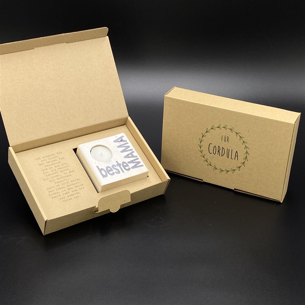 Dieser personalisierte LykkeLights Teelichthalter ist ein liebevolles Geschenk für die beste Mama. Mit dem Aufdruck „Beste Mama“ und individueller Namensgravur auf der Verpackung wird er zu einem besonderen Andenken. Perfekt zum Muttertag, Geburtstag oder einfach als Dankeschön. Das enthaltene Teelicht sorgt für gemütliche Atmosphäre und Wärme. Ein stilvolles Geschenk, das Liebe und Wertschätzung ausdrückt.