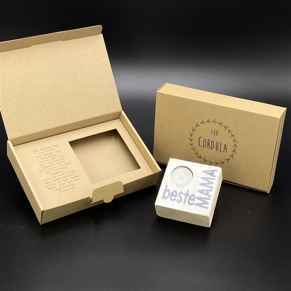 Dieser personalisierte LykkeLights Teelichthalter ist ein liebevolles Geschenk für die beste Mama. Mit dem Aufdruck „Beste Mama“ und individueller Namensgravur auf der Verpackung wird er zu einem besonderen Andenken. Perfekt zum Muttertag, Geburtstag oder einfach als Dankeschön. Das enthaltene Teelicht sorgt für gemütliche Atmosphäre und Wärme. Ein stilvolles Geschenk, das Liebe und Wertschätzung ausdrückt.