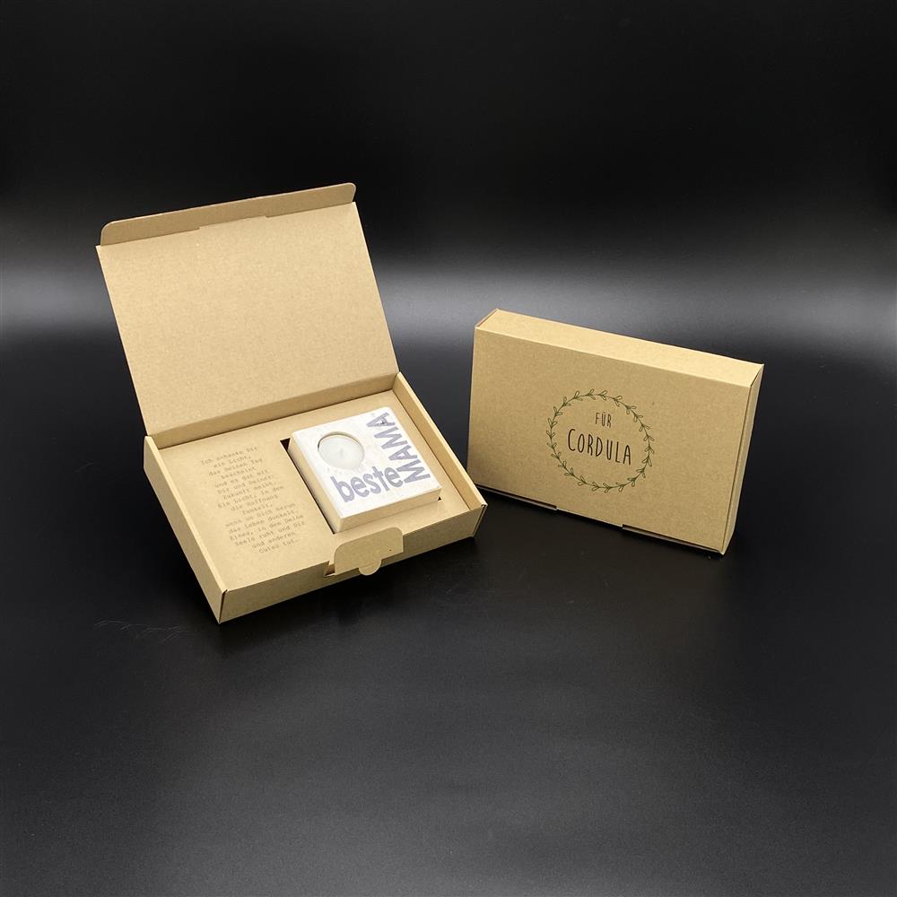 Ein herzliches Geschenk für Freundinnen oder Familienmitglieder: der LykkeLights Teelichthalter aus Holz mit persönlicher Namensgravur. Der Aufdruck „Beste Mama“ und die poetische Botschaft auf der Verpackung machen das Geschenk einzigartig. Ideal für kleine Aufmerksamkeiten, Geburtstage oder einfach so, um Danke zu sagen. Das Teelicht verbreitet sofort wohltuendes Licht und Gemütlichkeit. Ein Präsent, das Herz und Seele erwärmt.