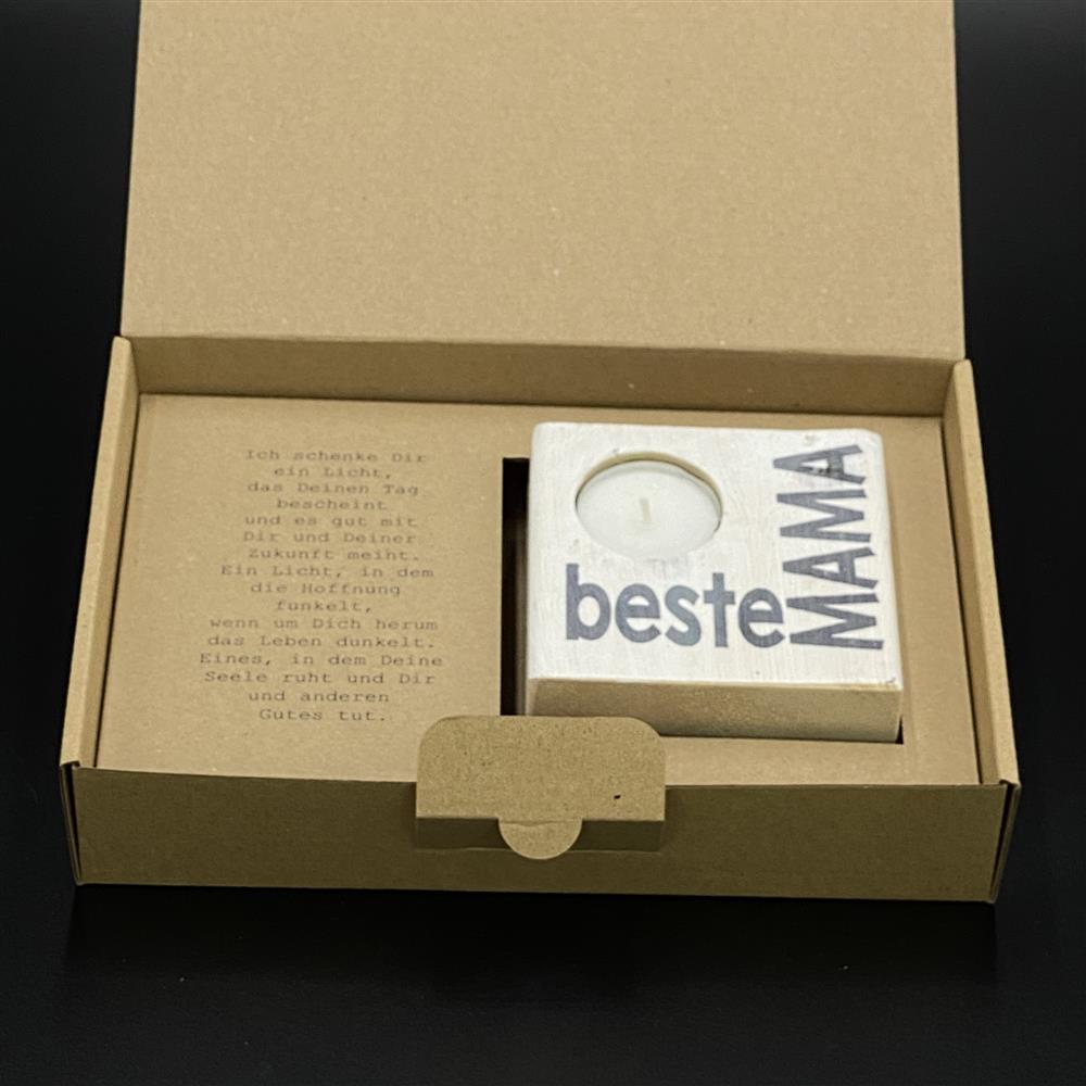 Ein herzliches Geschenk für Freundinnen oder Familienmitglieder: der LykkeLights Teelichthalter aus Holz mit persönlicher Namensgravur. Der Aufdruck „Beste Mama“ und die poetische Botschaft auf der Verpackung machen das Geschenk einzigartig. Ideal für kleine Aufmerksamkeiten, Geburtstage oder einfach so, um Danke zu sagen. Das Teelicht verbreitet sofort wohltuendes Licht und Gemütlichkeit. Ein Präsent, das Herz und Seele erwärmt.