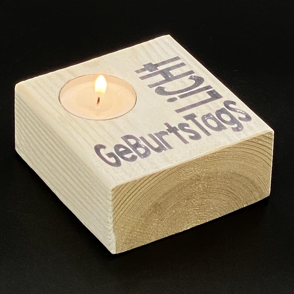Dieser personalisierte LykkeLights Teelichthalter ist das perfekte Geschenk zum Geburtstag für Familie oder Freunde. Mit dem Aufdruck „Geburtstags Licht“ und individueller Namensgravur auf der Verpackung wird er zu einem persönlichen Andenken. Das enthaltene Teelicht schafft sofort eine warme, gemütliche Stimmung. Ideal, um Liebe und Wertschätzung auszudrücken. Ein stilvolles Präsent, das Freude und Licht in den besonderen Tag bringt.