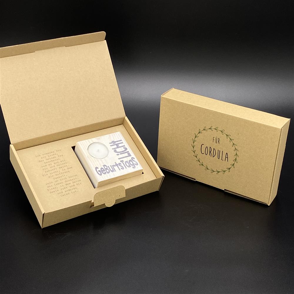 Dieser personalisierte LykkeLights Teelichthalter ist das perfekte Geschenk zum Geburtstag für Familie oder Freunde. Mit dem Aufdruck „Geburtstags Licht“ und individueller Namensgravur auf der Verpackung wird er zu einem persönlichen Andenken. Das enthaltene Teelicht schafft sofort eine warme, gemütliche Stimmung. Ideal, um Liebe und Wertschätzung auszudrücken. Ein stilvolles Präsent, das Freude und Licht in den besonderen Tag bringt.