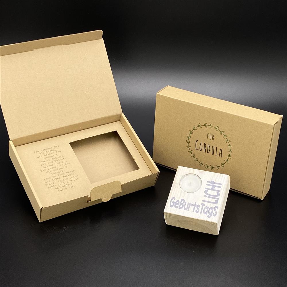Dieser personalisierte LykkeLights Teelichthalter ist das perfekte Geschenk zum Geburtstag für Familie oder Freunde. Mit dem Aufdruck „Geburtstags Licht“ und individueller Namensgravur auf der Verpackung wird er zu einem persönlichen Andenken. Das enthaltene Teelicht schafft sofort eine warme, gemütliche Stimmung. Ideal, um Liebe und Wertschätzung auszudrücken. Ein stilvolles Präsent, das Freude und Licht in den besonderen Tag bringt.