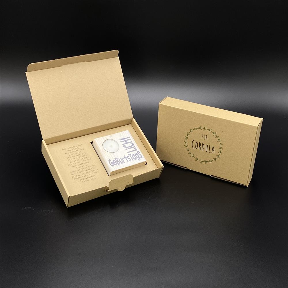 Ein liebevolles Geburtstagsgeschenk für Freundinnen, Kollegen oder Patenkinder: der LykkeLights Teelichthalter aus Holz mit personalisierter Verpackung. Der Aufdruck „Geburtstags Licht“ und die poetische Botschaft machen das Präsent einzigartig. Perfekt für eine kleine Aufmerksamkeit, um dem Geburtstagskind ein Lächeln zu schenken. Das Teelicht sorgt für behagliche Atmosphäre. Ein stilvolles Geschenk, das Wärme und Freude vermittelt.