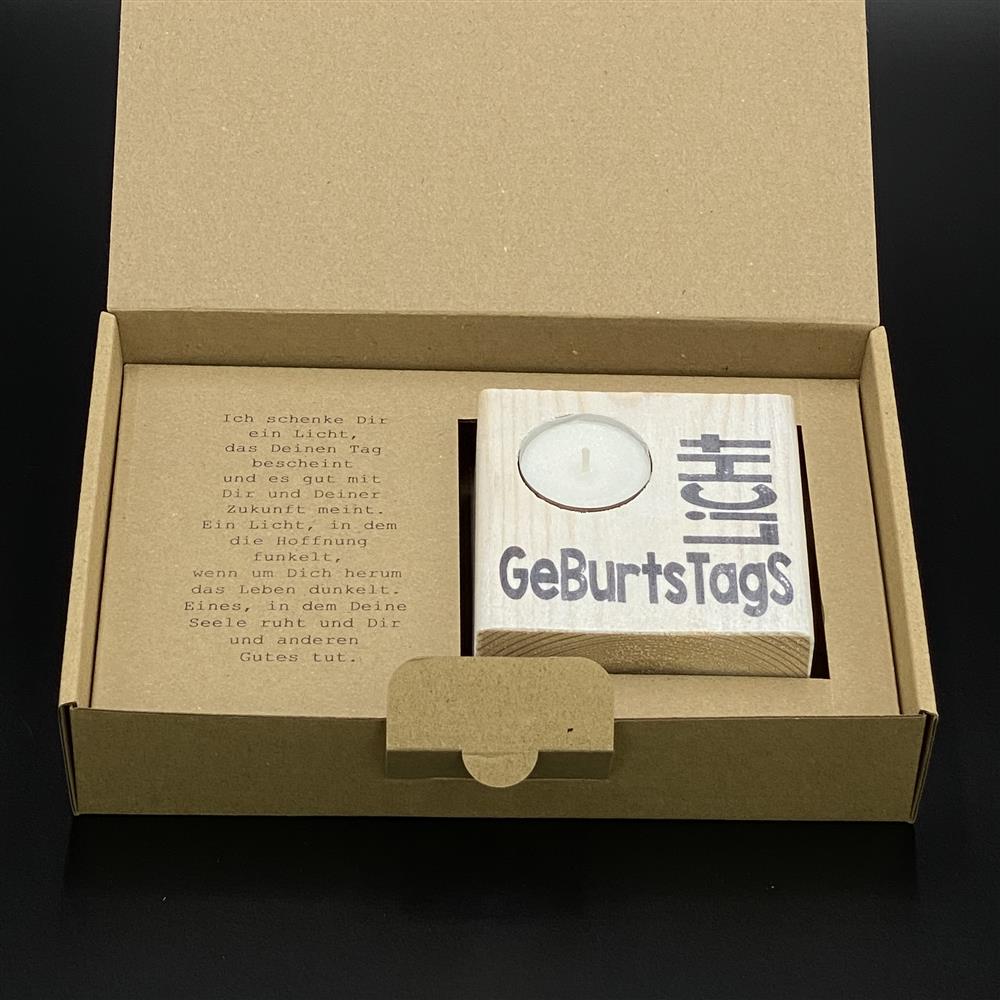 Ein liebevolles Geburtstagsgeschenk für Freundinnen, Kollegen oder Patenkinder: der LykkeLights Teelichthalter aus Holz mit personalisierter Verpackung. Der Aufdruck „Geburtstags Licht“ und die poetische Botschaft machen das Präsent einzigartig. Perfekt für eine kleine Aufmerksamkeit, um dem Geburtstagskind ein Lächeln zu schenken. Das Teelicht sorgt für behagliche Atmosphäre. Ein stilvolles Geschenk, das Wärme und Freude vermittelt.