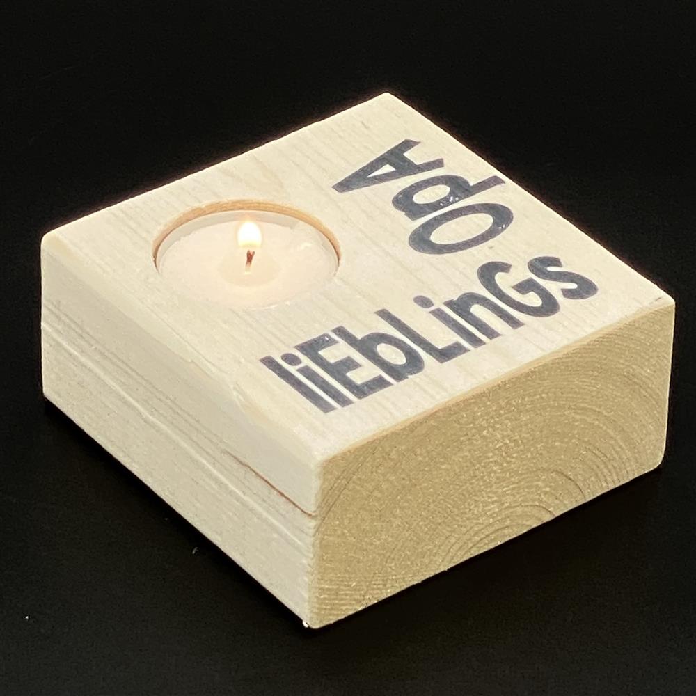 Dieser personalisierte LykkeLights Teelichthalter ist ein liebevolles Geschenk für den Lieblingsopa. Mit dem Aufdruck „Lieblingsopa“ und individueller Namensgravur auf der Verpackung wird er zu einem besonderen Andenken. Das enthaltene Teelicht sorgt für warme, gemütliche Stimmung. Ideal zum Geburtstag, Vatertag oder einfach als kleine Aufmerksamkeit. Ein stilvolles Präsent, das Liebe, Dankbarkeit und Nähe ausdrückt.