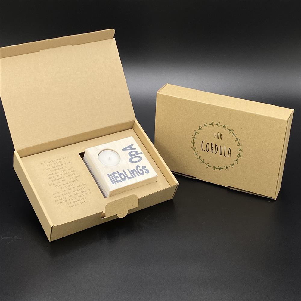 Dieser personalisierte LykkeLights Teelichthalter ist ein liebevolles Geschenk für den Lieblingsopa. Mit dem Aufdruck „Lieblingsopa“ und individueller Namensgravur auf der Verpackung wird er zu einem besonderen Andenken. Das enthaltene Teelicht sorgt für warme, gemütliche Stimmung. Ideal zum Geburtstag, Vatertag oder einfach als kleine Aufmerksamkeit. Ein stilvolles Präsent, das Liebe, Dankbarkeit und Nähe ausdrückt.