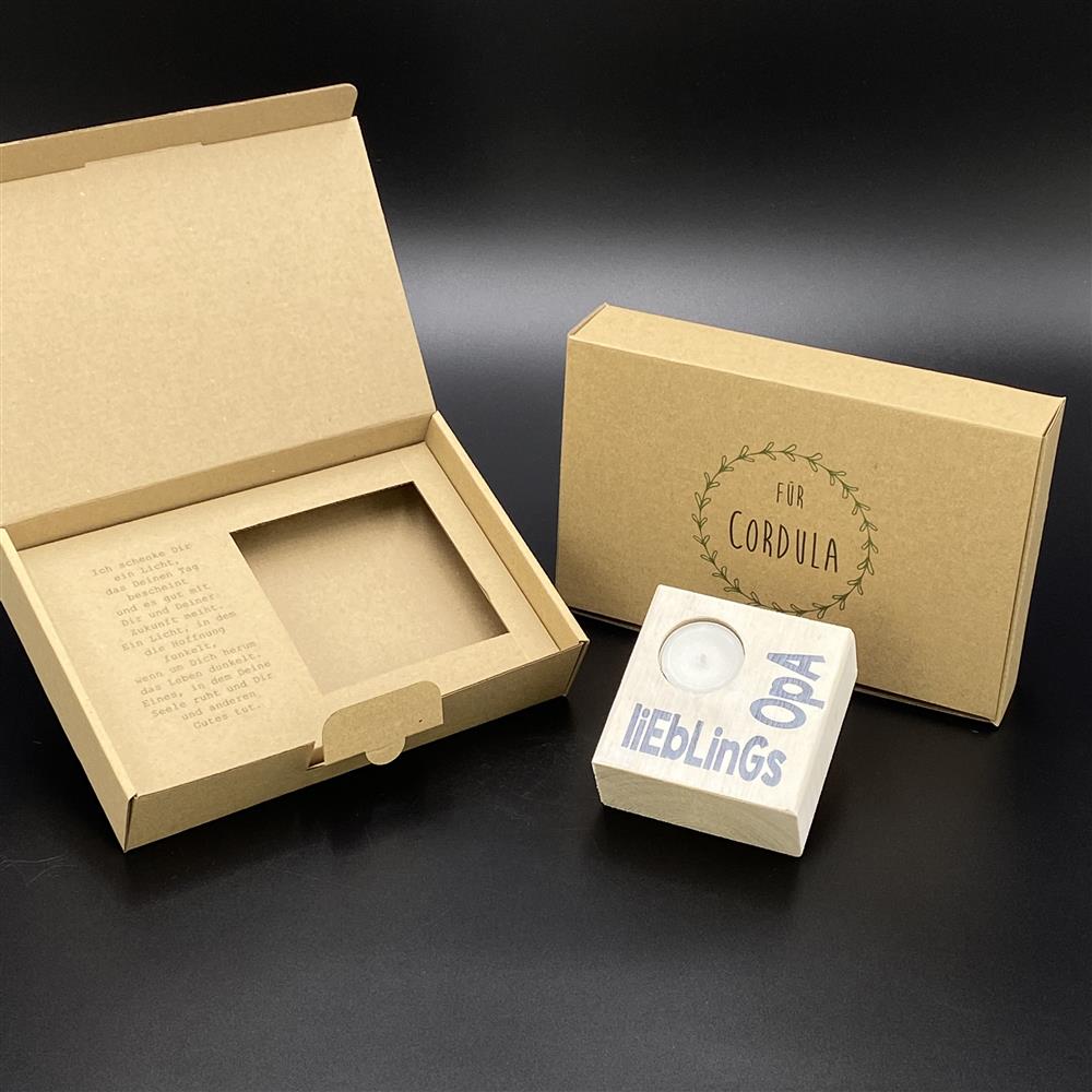 Dieser personalisierte LykkeLights Teelichthalter ist ein liebevolles Geschenk für den Lieblingsopa. Mit dem Aufdruck „Lieblingsopa“ und individueller Namensgravur auf der Verpackung wird er zu einem besonderen Andenken. Das enthaltene Teelicht sorgt für warme, gemütliche Stimmung. Ideal zum Geburtstag, Vatertag oder einfach als kleine Aufmerksamkeit. Ein stilvolles Präsent, das Liebe, Dankbarkeit und Nähe ausdrückt.
