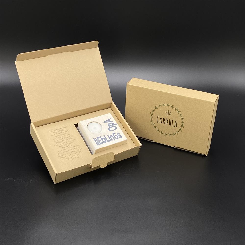 Ein herzlicher Lichtgruß für den Opa: der LykkeLights Teelichthalter aus Holz mit personalisierter Verpackung. Der Aufdruck „Lieblingsopa“ und die poetische Botschaft auf dem Inlet machen das Geschenk einzigartig. Perfekt, um deinem Opa Wärme und Aufmerksamkeit zu schenken. Das Teelicht verbreitet sofort eine gemütliche Atmosphäre. Ein stilvolles Präsent, das Herz und Seele erfreut.