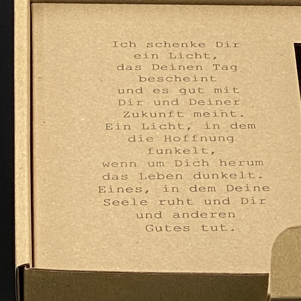 Dieses elegante LykkeLights Set eignet sich hervorragend als Geschenk von Kindern, Enkelkindern oder der Familie für den Opa. Personalisiert mit dem Namen des Beschenkten zeigt es besondere Wertschätzung. Der Aufdruck „Lieblingsopa“ vermittelt Liebe und Verbundenheit. Der Holzhalter mit Teelicht vereint Design, Funktionalität und symbolische Bedeutung. Ein liebevolles Präsent, das Licht, Freude und Nähe schenkt.